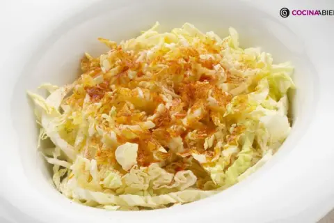 Deliciosa ensalada de col fresca, crujiente y aderezada con especias.