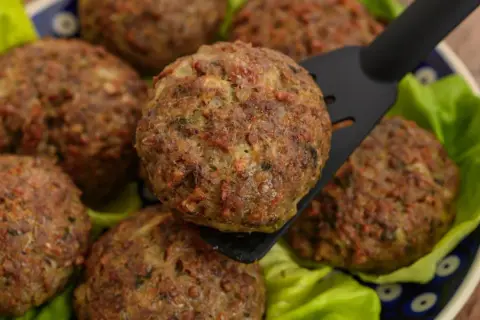 Bocados dorados, perfectos para tus recetas con berenjenas. Servidos sobre hojas de lechuga fresca.