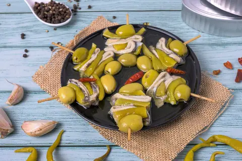 Brochetas de aceitunas, pimientos y anchoas, un picoteo fácil y rápido.