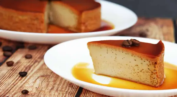 Delicioso flan de café soluble, con caramelo líquido y granos de café como decoración.