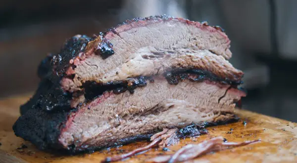Brisket ahumado, jugoso y tierno, con una corteza oscura y deliciosa. Perfecto para una barbacoa.