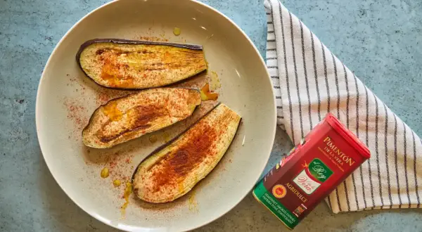 Berenjenas a la plancha, doradas y con un toque de pimentón, listas para disfrutar.