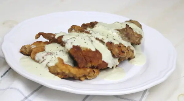 Escalopines al cabrales, crujientes y jugosos, bañados en una cremosa salsa de queso azul. Un plato que deleita el paladar.
