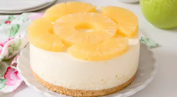 Deliciosa tarta de piña, con una base crujiente y cubierta de rodajas de piña fresca. ¡Un postre tropical irresistible!