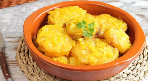 Patatas a la importancia, un plato reconfortante y delicioso, servido en cazuela de barro con perejil fresco.