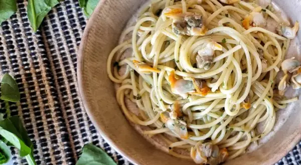 Delicioso plato de espaguetis con berberechos de lata, una de las mejores recetas con berberechos de lata.