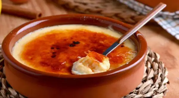 Crema catalana con una capa crujiente de caramelo, lista para ser disfrutada.
