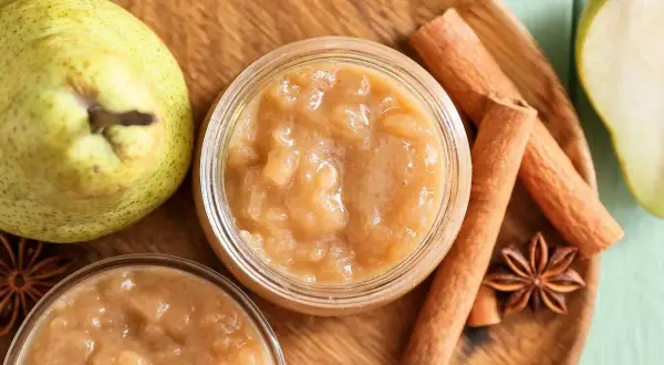 Deliciosa compota de pera casera, con peras frescas, canela y anís estrellado.
