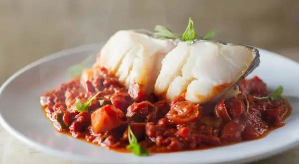 Bacalao con tomate y chorizo, un plato humeante y delicioso.