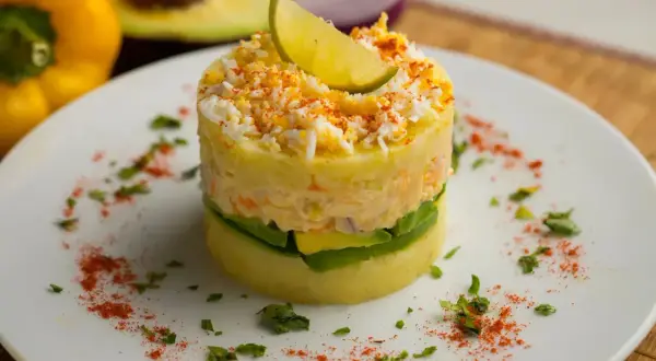 Deliciosa causa limeña con aguacate, huevo y un toque de ají. Un clásico peruano.