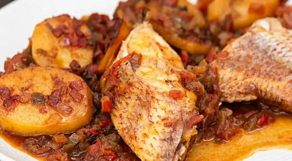 Sabrosa urta a la roteña con patatas y verduras en salsa. Un plato tradicional que huele a mar.