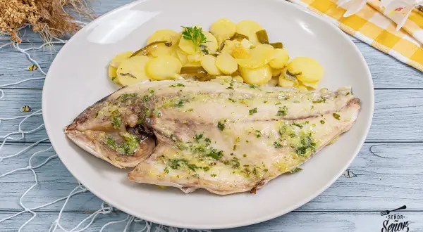 Dorada al horno con patatas, un plato principal delicioso y saludable, listo para disfrutar.