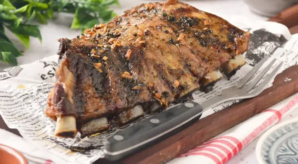 Costillas de churrasco de cerdo glaseadas y especiadas, listas para disfrutar.