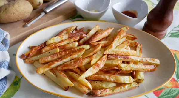 Patatas fritas doradas y crujientes, recién hechas en freidora de aire. Perfectas para acompañar cualquier comida.
