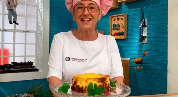 Eva Arguiñano presenta su deliciosa tarta de queso, recién horneada y decorada con menta fresca. ¡Un postre irresistible!