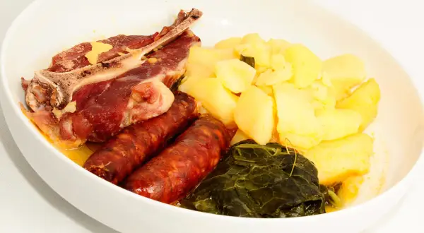 Un plato de lacón a la gallega con patatas, grelos y chorizo.