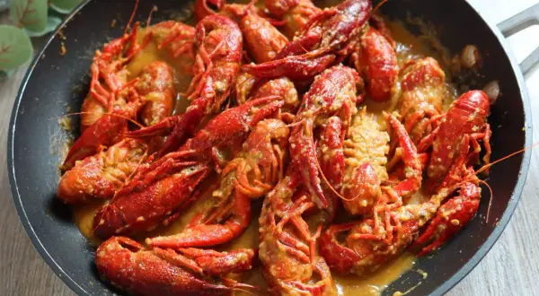Cangrejos de río en salsa cremosa, listos para disfrutar.