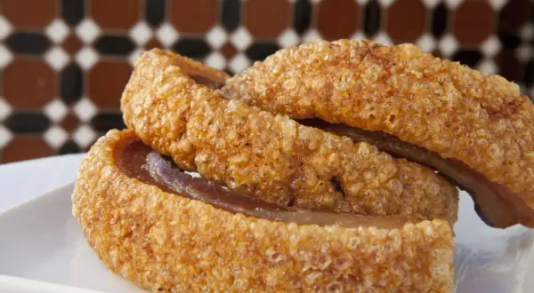 Torreznos de Soria crujientes y dorados, listos para disfrutar. Aprende como freir torreznos de Soria para un resultado perfecto.