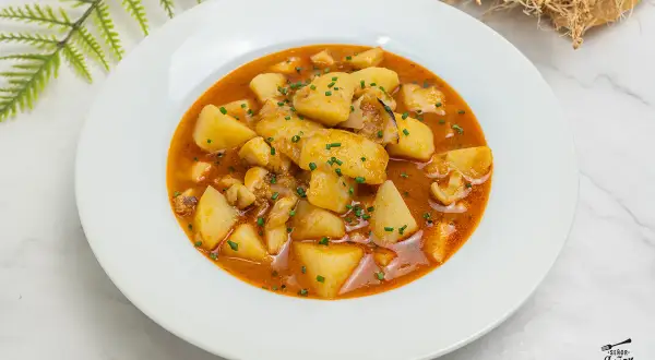 Un plato de patatas con sepia de la abuela, un guiso casero lleno de sabor y tradición.