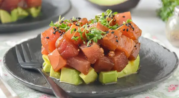 Delicioso tartar de atún y aguacate, una de las mejores recetas con aguacate.