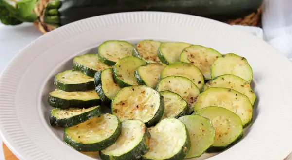 Rodajas de calabacín al microondas, tiernas y sabrosas, listas para disfrutar.