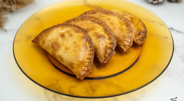 Empanadillas doradas y crujientes, recién hechas en freidora de aire, listas para disfrutar.