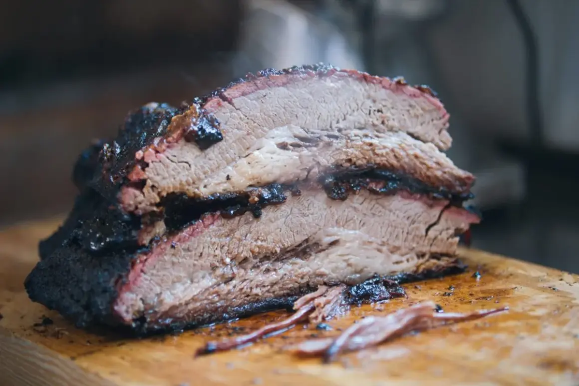 Brisket ahumado, jugoso y tierno, con una corteza oscura y deliciosa. Perfecto para una barbacoa.