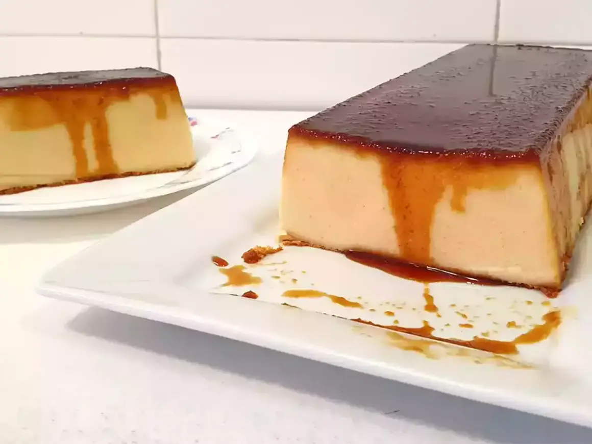 Dos porciones de pudin de pan con caramelo líquido, una en primer plano y otra al fondo.