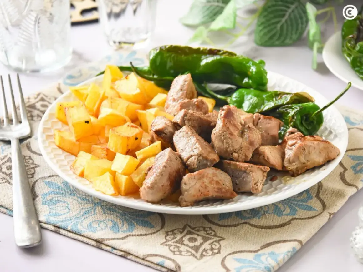 Raxo con patatas y pimientos de Padrón, un plato gallego delicioso y sencillo.