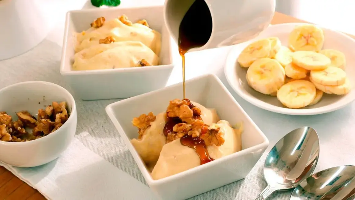 Disfruta de hacer helado casero con esta deliciosa receta de banana y nueces, cubierta con sirope.