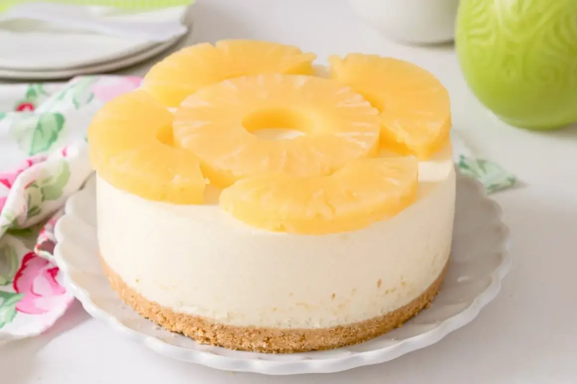 Deliciosa tarta de piña, con una base crujiente y cubierta de rodajas de piña fresca. ¡Un postre tropical irresistible!