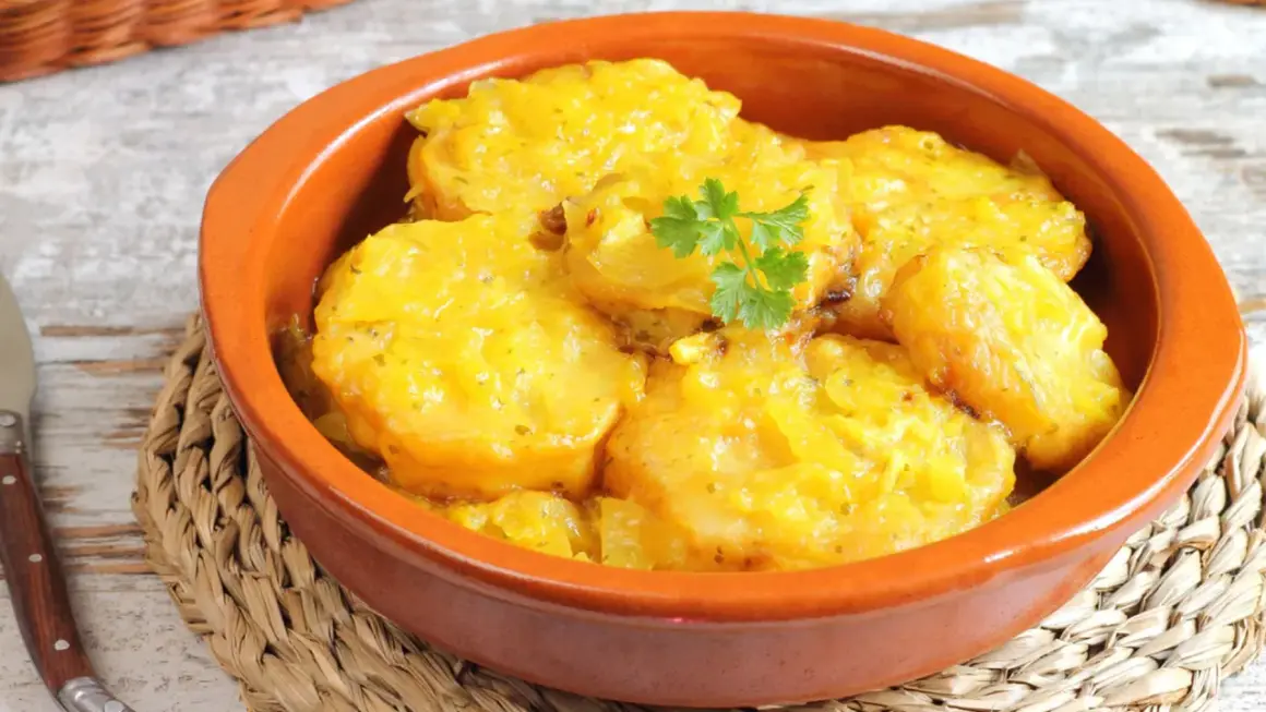 Patatas a la importancia, un plato reconfortante y delicioso, servido en cazuela de barro con perejil fresco.