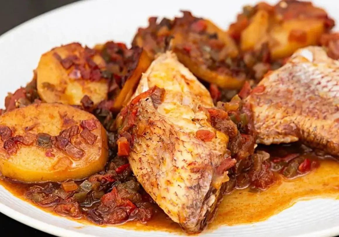 Sabrosa urta a la roteña con patatas y verduras en salsa. Un plato tradicional que huele a mar.