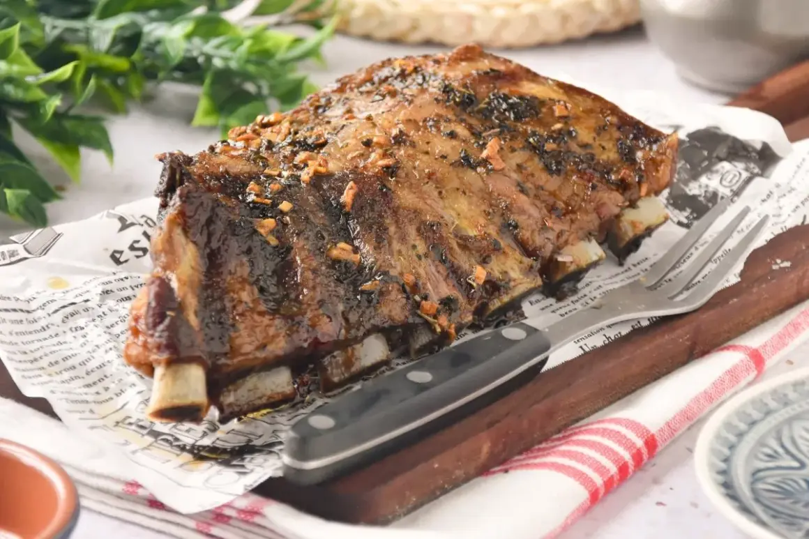Costillas de churrasco de cerdo glaseadas y especiadas, listas para disfrutar.