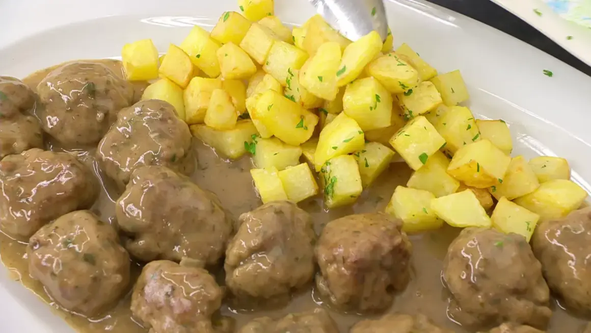 Albóndigas en salsa arguiñano, jugosas y tiernas, acompañadas de patatas fritas doradas y perejil picado. ¡Un plato casero irresistible!