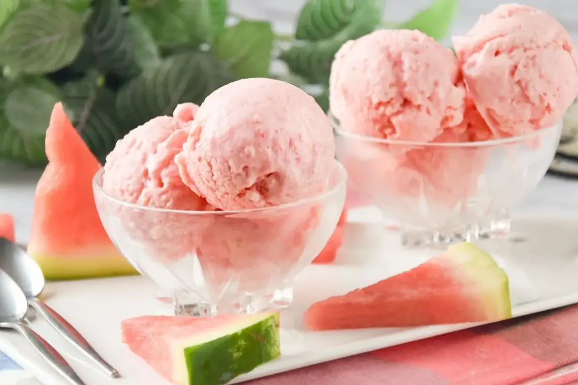 Delicioso helado de sandía en copas de cristal, acompañado de trozos de sandía fresca y cucharas.