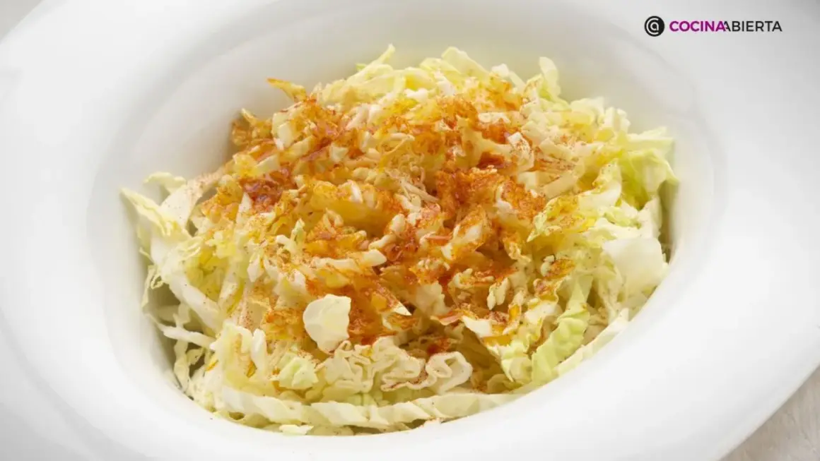 Deliciosa ensalada de col fresca, crujiente y aderezada con especias.