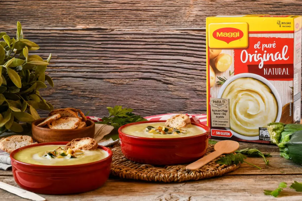 Dos cuencos rojos con cremoso puré de patatas Maggi, tostadas y hierbas. Caja de puré de patatas al lado.