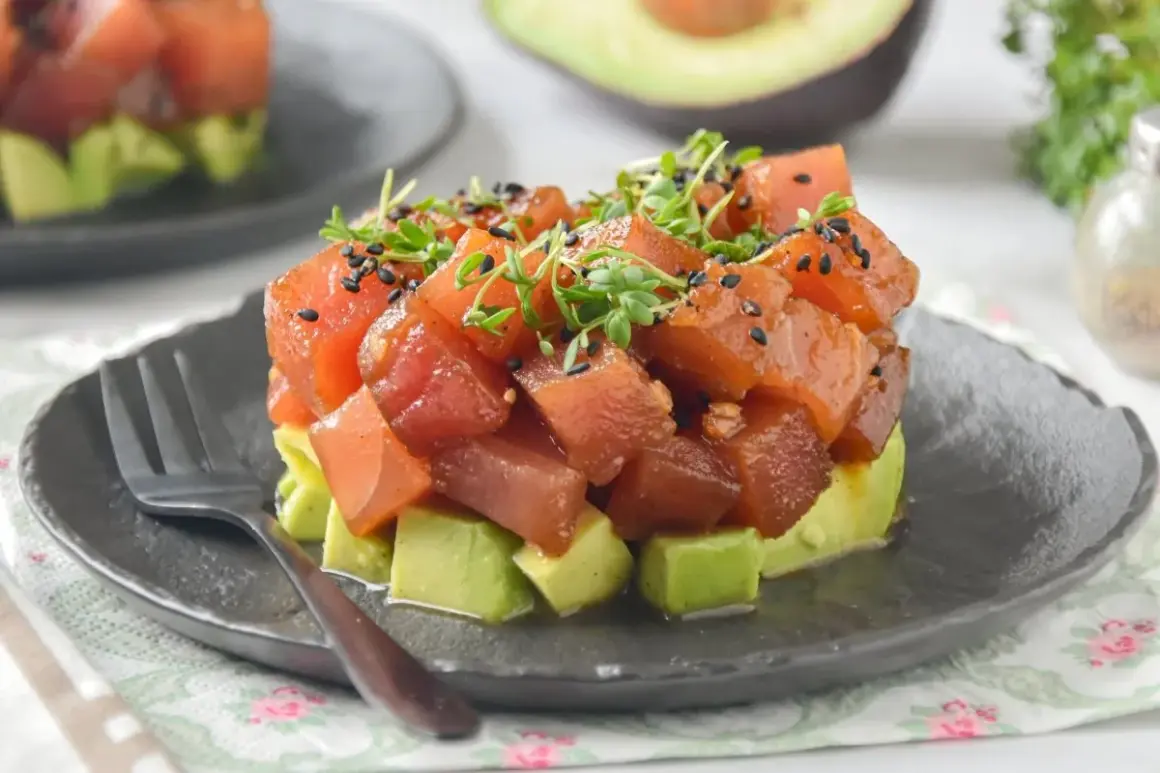Delicioso tartar de atún y aguacate, una de las mejores recetas con aguacate.