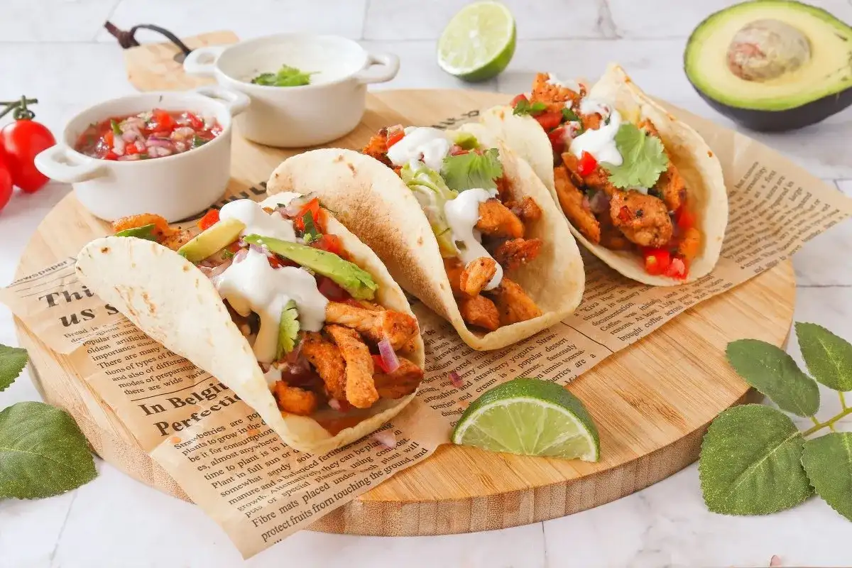 Tacos de pollo jugosos en casa con trucos y guarniciones