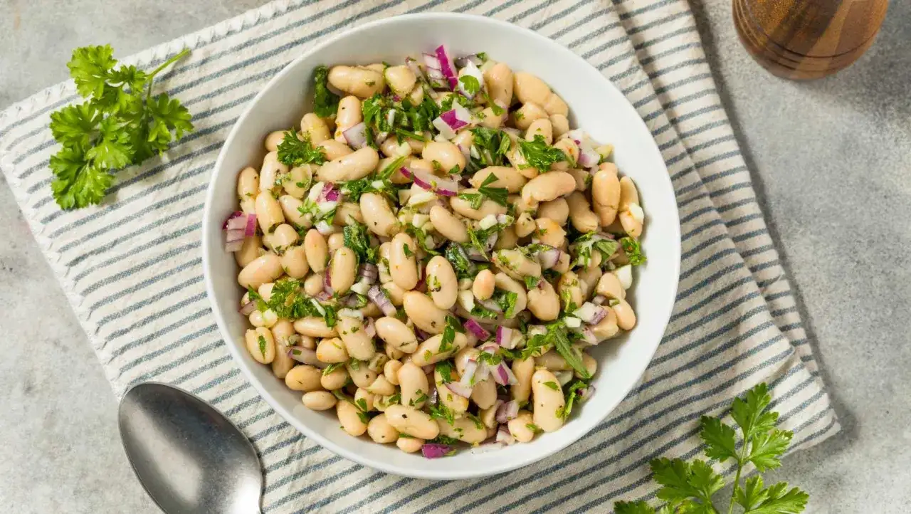 Ensalada de judías blancas fresca, sabrosa y muy versátil
