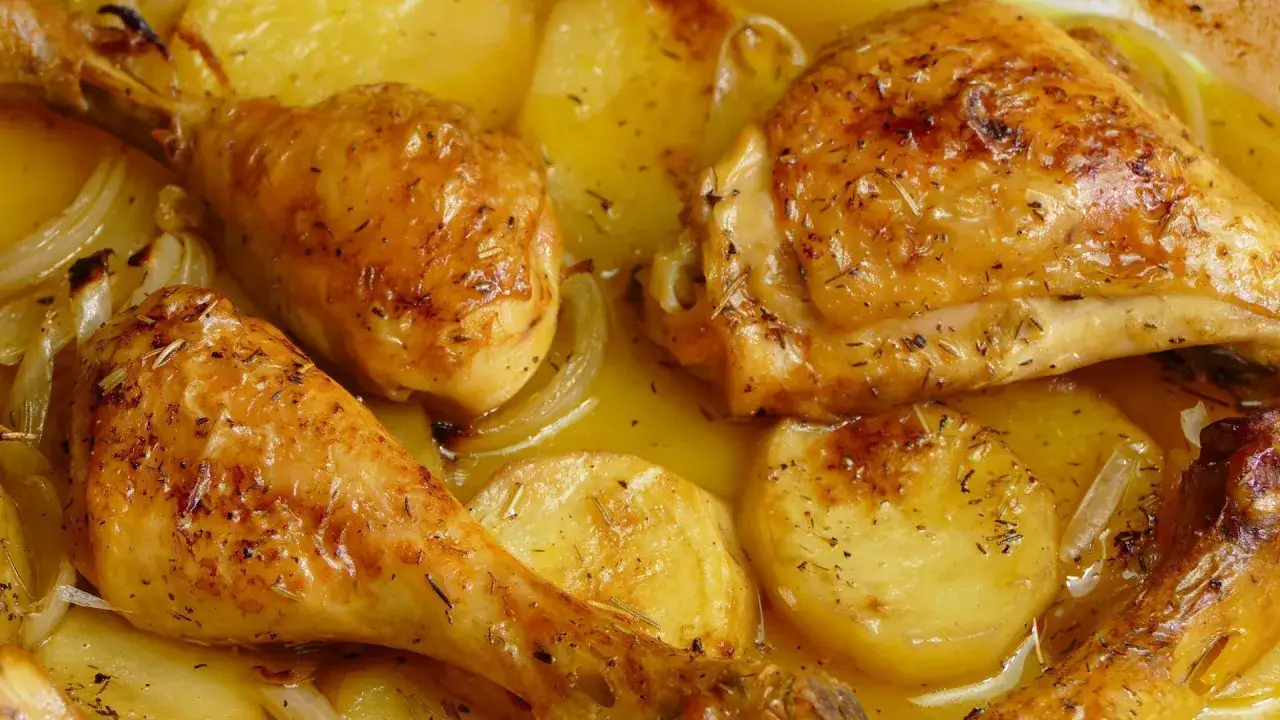 Pollo al horno con patatas jugoso y dorado, paso a paso