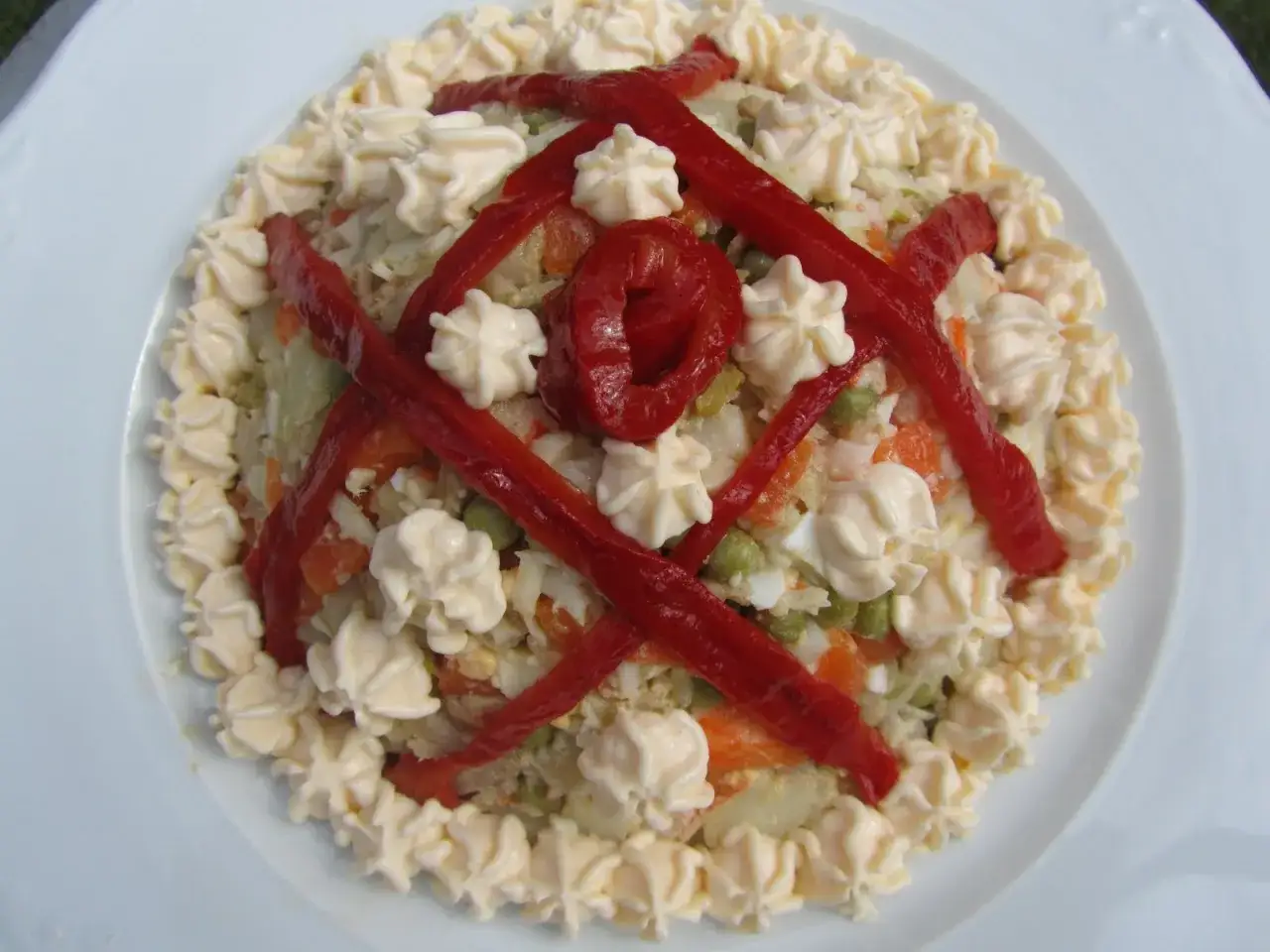 Ensaladilla rusa Thermomix, decorada con pimientos rojos y mayonesa. &iexcl;Perfecta para cualquier ocasi&oacute;n!