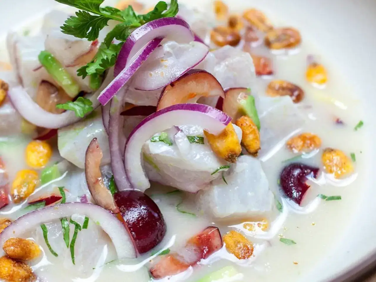 Delicioso ceviche de corvina fresco, con cebolla morada, ma&iacute;z tostado y cilantro.