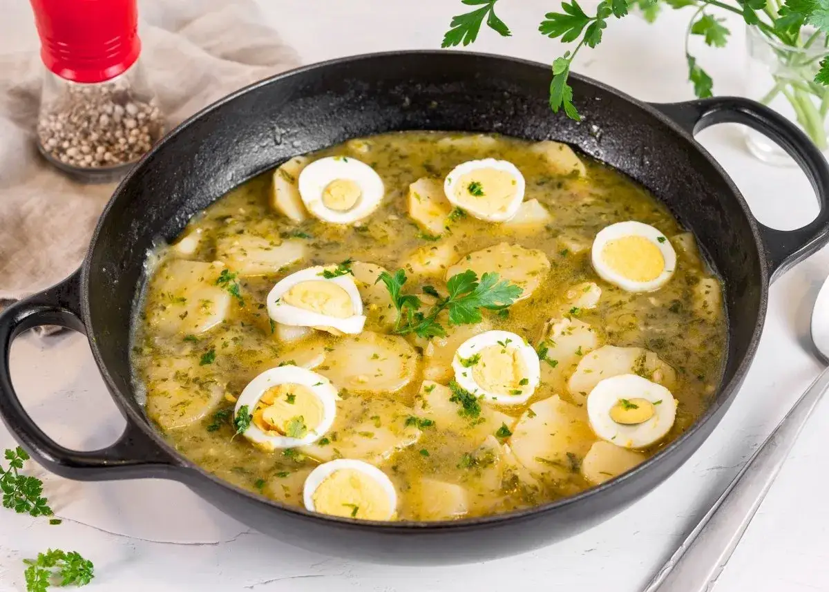Patatas en salsa verde con huevos cocidos, un plato casero lleno de sabor y tradición.