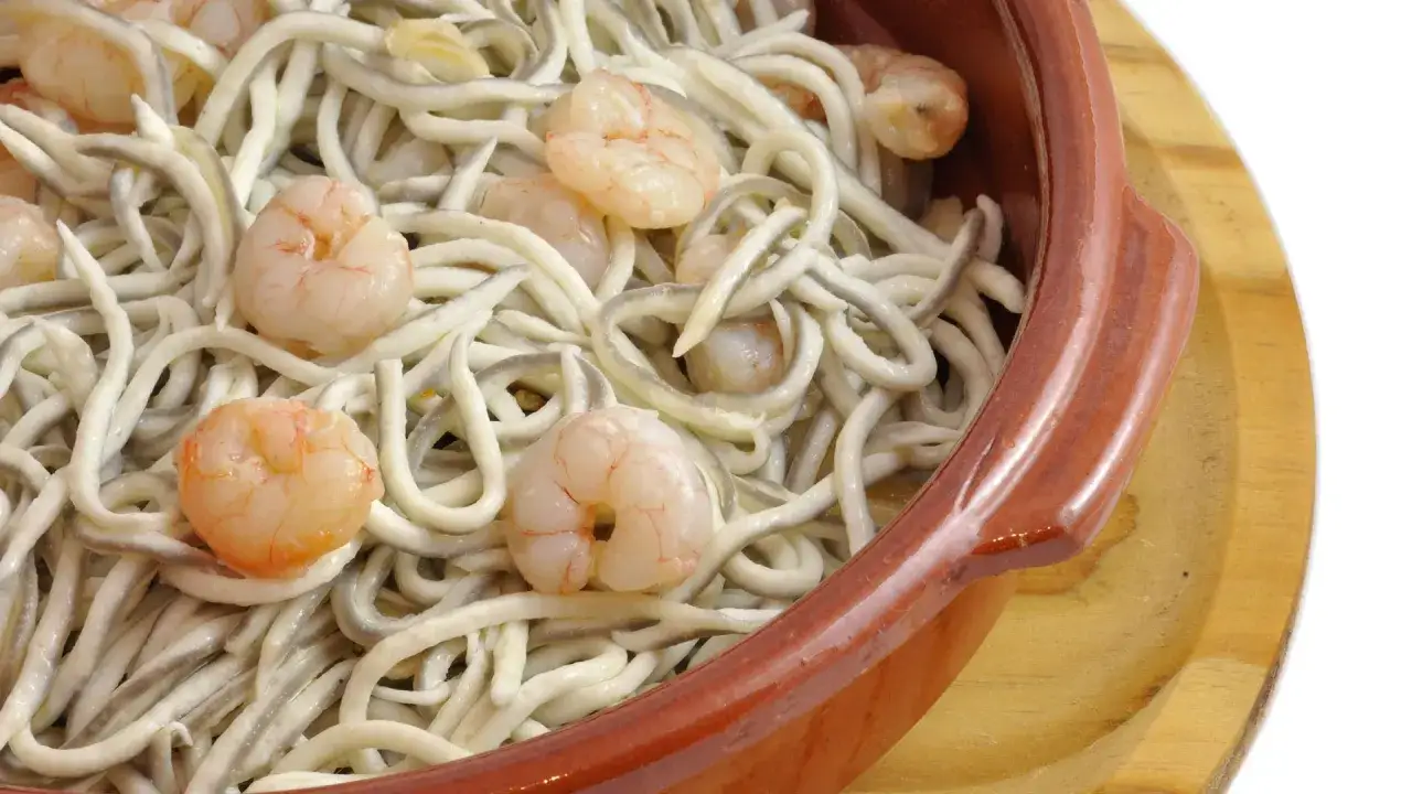 Gulas con gambas en cazuela de barro, un plato perfecto para tus recetas con gulas.