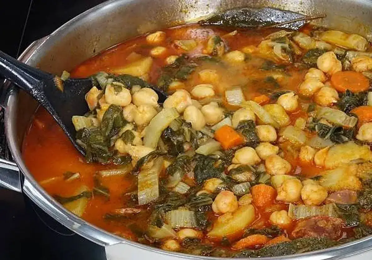 Guiso de garbanzos con acelgas, patatas y zanahoria. Un plato reconfortante, ideal para tus recetas con acelgas.