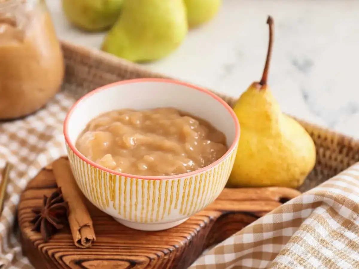 Deliciosa compota de pera casera, servida en un cuenco con canela y an&iacute;s estrellado.