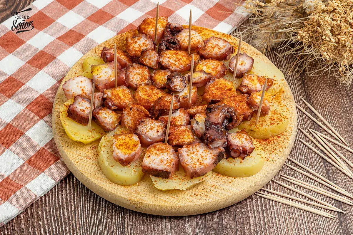 Delicioso pulpo a la gallega, servido sobre patatas cocidas y espolvoreado con piment&oacute;n. &iexcl;Un cl&aacute;sico irresistible!