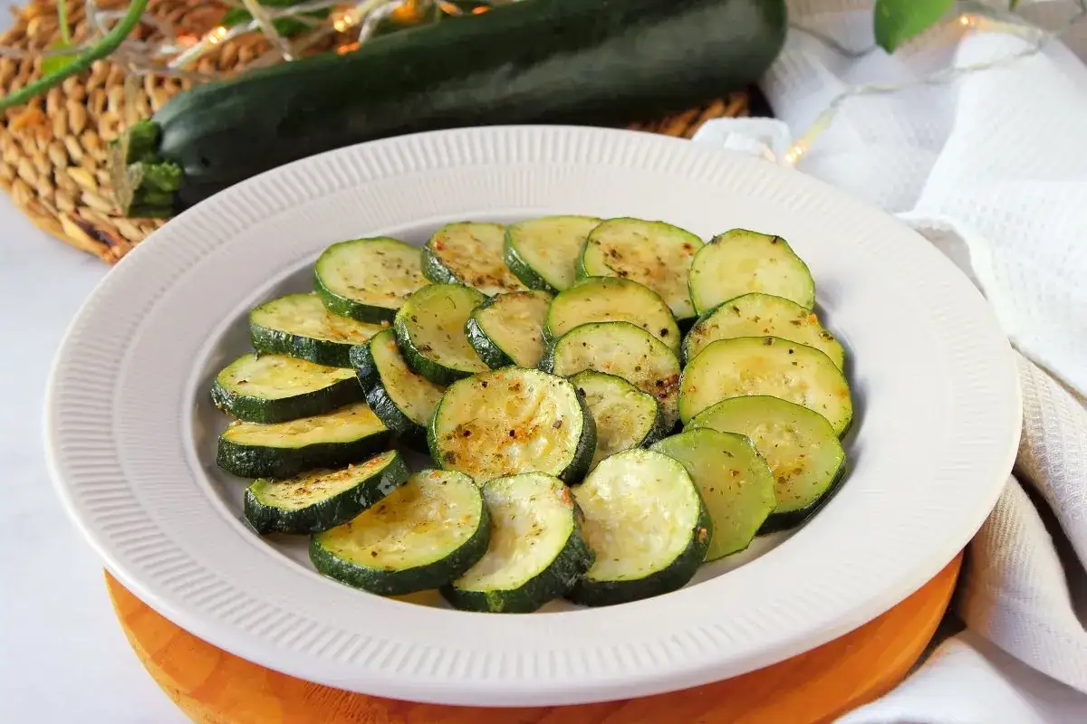 Rodajas de calabacín al microondas, sazonadas y listas para disfrutar. Una opción rápida y saludable.